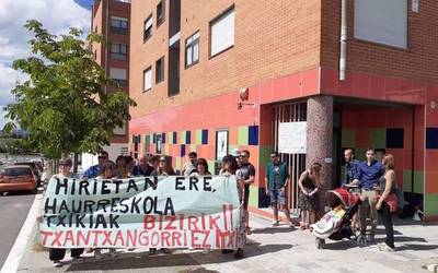 Txantxangorri haurreskola publikoa itxi dute, langile eta familien protesta artean