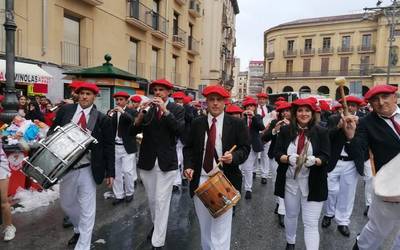 Arrasateko gaiteroak Iruñean dira ondoetorria egiten sanferminei