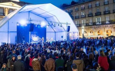 Kultura arteko musika izango du gauero Plaza Barriak Aste Nagusian