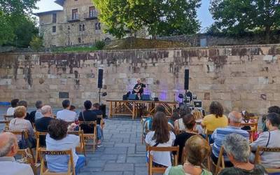 Juan Andres Unanueren gitarra doinuek girotu dute Balda plaza