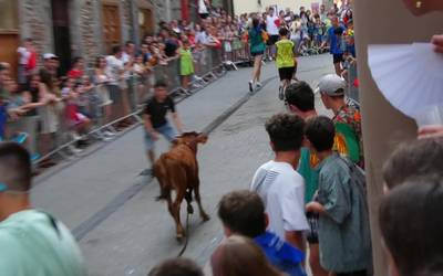 Bigantxen aurrean lasterka ibili ziren Ordiziako haur eta gazteak