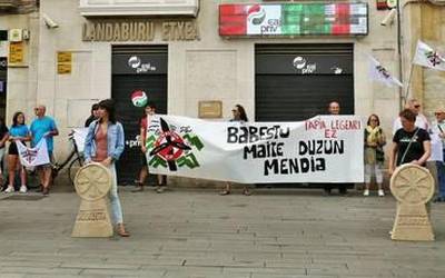 "Tapia Legean" iragarritako azken aldaketen kontrako protesta egin dute