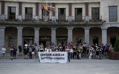 Gaztetxearen hustutzea eta goizeko gertakariak salatzeko elkarretaratzea egin dute