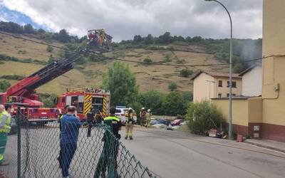 Zauriturik gabeko sutea Ugarte auzoko etxebizitza-bloke batean