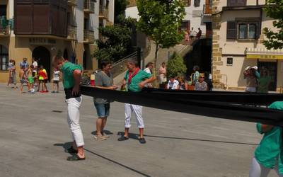 Vilafrancako casteller taldeak giza dorrea egin du Orioko plazan