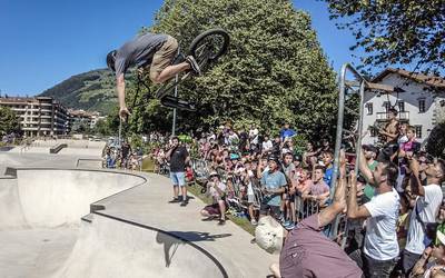 Festa borobilarekin ospatu dute Izarraitz skate parkearen inaugurazioa