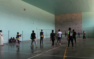 Pakistandarren komunitateko kideek giro ederrean ekin diote Azkoitiko III. Boleibol Txapelketari