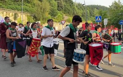 'Zeharka ditzagun ateak' lelopean ekarri dute festa gazteek herrira