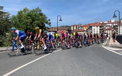 Espainiako Vuelta txalo artean igaro da eskualdetik