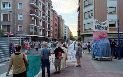 Amaiajaia izeneko pertsonaiak ere parte hartu du Itzubaltzetako Lope de Vega kaleko eraikinak ez eraisteko protestan