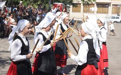 Oñatzeko dantzari gazteak, Bidebarrietako jaietako protagonista