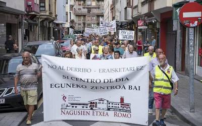 Itzubaltzeta/Romoko Lope de Vega kaleko udal-eraikinak eraistearen kontrako manifestazio jendetsua egin zuten barikuan auzoan