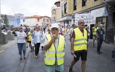 Itzubaltzeta/Romoko Lope de Vega kaleko udal-eraikinak mantentzearen aldeko oihuak nagusi joan den barikuko manifestazioan