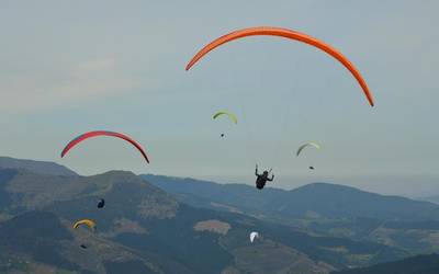 Parapenteekin koloreztatuko du zerua Gorobel taldearen topaketak irailaren 17an