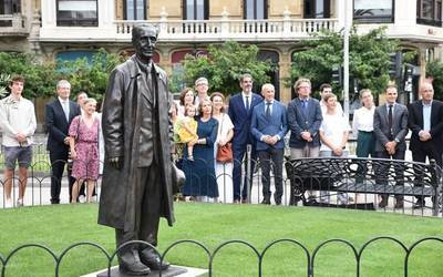 Donostiako Euskadi plazan jarri dute Xebas Larrañagak egindako Leizaolaren eskultura