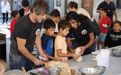 20 bat haur aritu dira pizza egiten ikasten