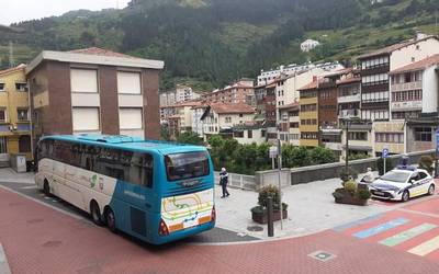 Kexa: Lurraldebusek geltokian autobusik gabe laga zituela salatu dute bi herritarrek