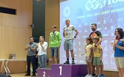 Jon Albizuri atletak Gandiako distantzia luzeko triatloia irabazi du 40-44 urtekoen artean