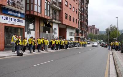 ELA sindikatuaren egoitzaren aurrean protesta egin zuten Geroak kaltetutakoek