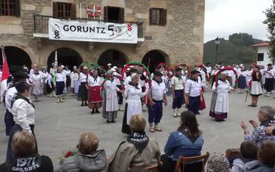 150 dantzari inguru aritu dira Goruntz Dantza Taldearen 50. urteurrena ospatzen