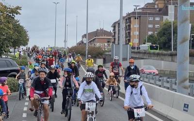 Dena prest Umeen Bizikleta Festan pedalei eragiteko