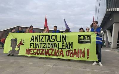 Aniztasun funtzionaleko sektoreko langileek protesta egin dute Leioako EHUko campusean