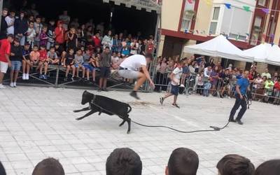 Omenaldiak, zezentxoek eta su-festak emozioz bete zuten Mesedeetako jaien bigarren eguna