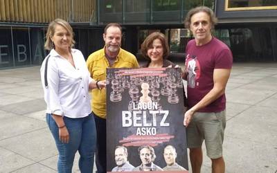 Ados Teatroak 'Lagun beltz asko' antzezlana estreinatuko du bihar eta etzi Muxikebarri Antzokian