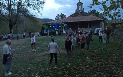 Euskal jaia ospatu zuten atzo Baranbion Garrastatxu festa eremu bilakatuta