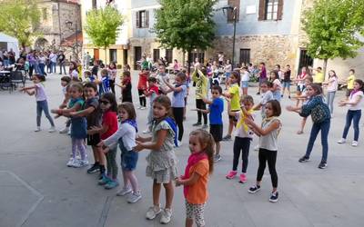 Segura dantzan jarri zuen Azpilla dantza taldeak flashmob bat eginez