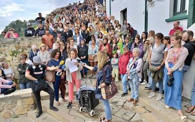 Deklaratzera deitu dituzte Portu Zaharreko jaietan ziztada jaso zuen neska lagundu zuten Mugimendu Feministako bi kideak