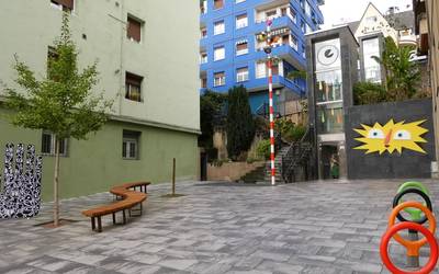 Arte urbanoak apaindu du Oriamendi kalea eta Urbialde plaza lotzen dituen igogailuaren txokoa