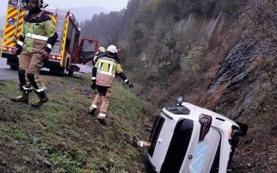 Gidari bat ospitaleratu zuten atzo, AP-68 autopistan autoa irauli eta gero