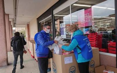 Zumaiako Janari Bankuko ordezkariek eskerrak eman dizkiete elikagai bilketan lagundu zutenei