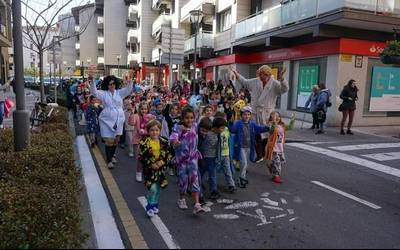 Orioko Ikastolako ikasleek festa giroan ospatu dituzte inauteriak