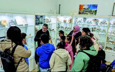 'Auzoko familiak' Mufomi fosil eta mineralen museoan izan dira