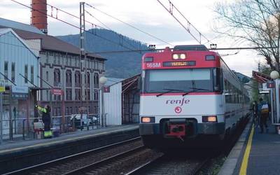 Atzerapenekin hasi du eguna Urduña-Bilbo tren zerbitzuak, bagoi bateko sua medio