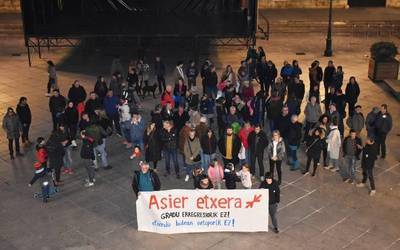 Asier Karrera presoaren gradu aldaketa salatu eta hura etxeratzea eskatu dute plazan