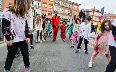 Sopelako txikienek mozorro ederrak erakutsi dituzte inauterien egun handian