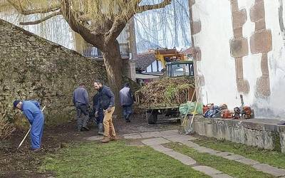 Zugarramurdiko Elizargietan eta elizako dorrean malobra egin dute