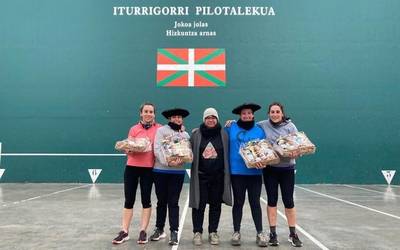 Frontenis txapelketako txapelak Goierrira joan dira