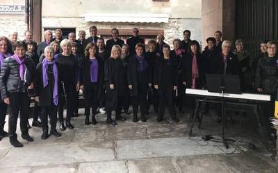 Emakumearen Egunaren harira emanaldi ederra eskaini du Mendi abesbatzak