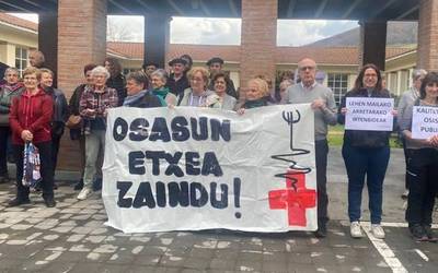 Osasun zerbitzu duina eskatu dute gaur Lesakako Osasun Zentroaren atarian