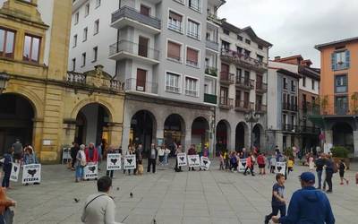 Euskal presoen eta iheslarien eskubideen aldeko elkarretaratzea egingo dute bihar, plazan