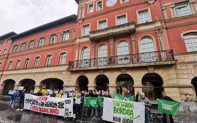 Hainbat talderen protestak pilatu dira gaur Erandioko Udaleko osoko bilkuraren egunean