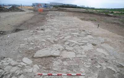 Erromatar galtzada zati bat eta herrixka neolitiko bat aurkitu dituzte Jundizen