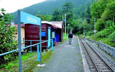 'Tren geltokia bai' plataforma sortu dute Altzolan, tren geltokia kendu ez dezatela eskatzeko