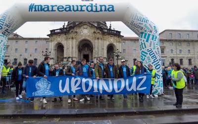 Jendetzak egin du bat autismoa bistaratzeko marea urdinarekin