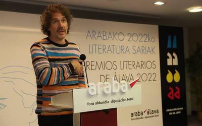 Arabako Literatura Saria jaso du Mikel Ayllonek, 'Elur beltza' kontakizunarekin