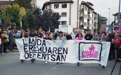 Hainbat alderdi, eragile eta sindikatuk bat egin dute Erdiz Bizirik taldeak deitutako manifestazioarekin